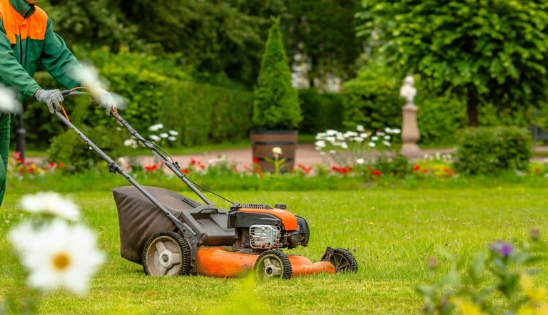Manutenzione giardino con taglio erba professionale